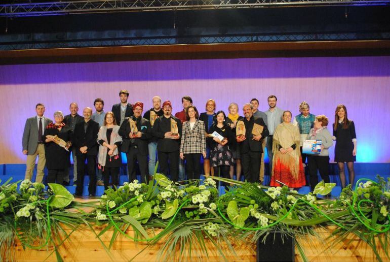 Foto de familia de los premiados en la última edición del Certamen Coral de Ejea de los Caballeros