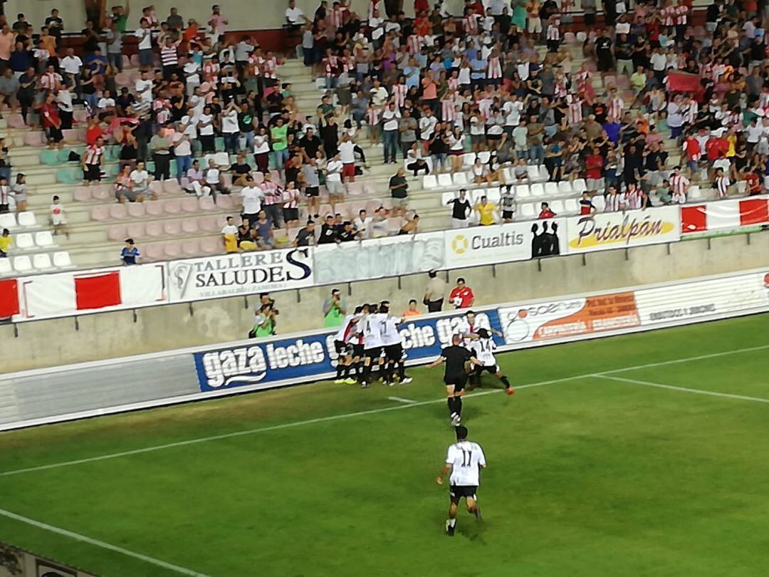 Los jugadores del Zamora CF celebran el gol de la victoria