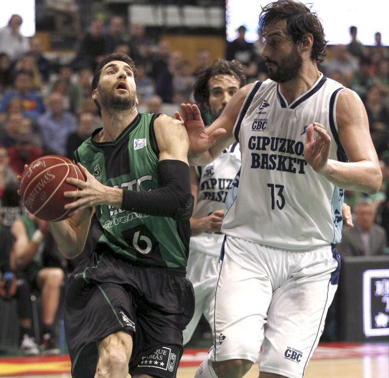 GRA402. BADALONA, 25/04/2015.- El escolta del Fiatc Joventut Sergi Vidal (i) y el pívot del Gipuzkoa Basket David Doblas, durante el partido de la trigésima jornada de Liga disputada hoy en el pabellón municipal de Badalona. EFE/Alejandro García