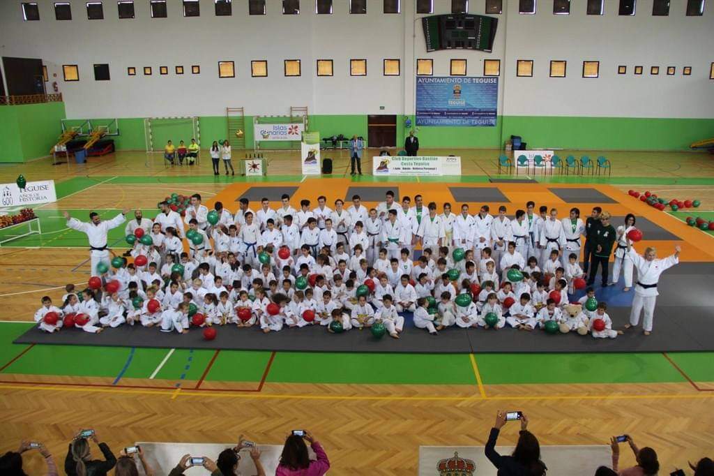 Foto de familia del Club de Judo Costa Teguise.