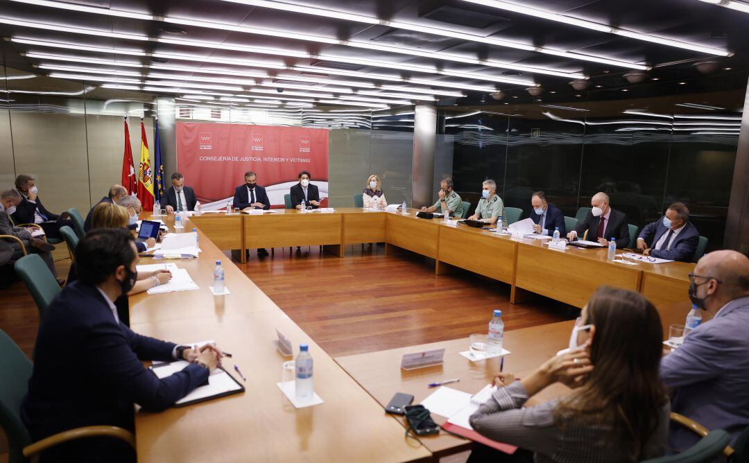 Este jueves los consejeros en funciones de Justicia, Interior y Víctimas, Enrique López, y de Vivienda y Administración Local, David Pérez, han presidido la reunión de seguimiento de la Comisión de Apoyo a las Fuerzas y Cuerpos de Seguridad del Estado. En