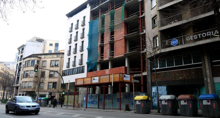 Un edifici en construcció a l'Avinguda Jaume I de Girona. Imatge d'arxiu. 