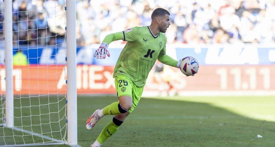 El portero portugués del Almería no pudo hacer nada en el gol del Alavés.
