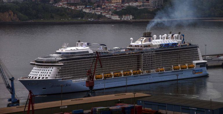 GRA030. GETXO (VIZCAYA), 26/04/2015.- El &quot;Anthem of the Seas&quot;, segundo crucero más grande del mundo, ha atracado hoy al amanecer en el muelle de Getxo (Vizcaya) en una escala programada durante su viaje inaugural. EFE/Miguel Toña