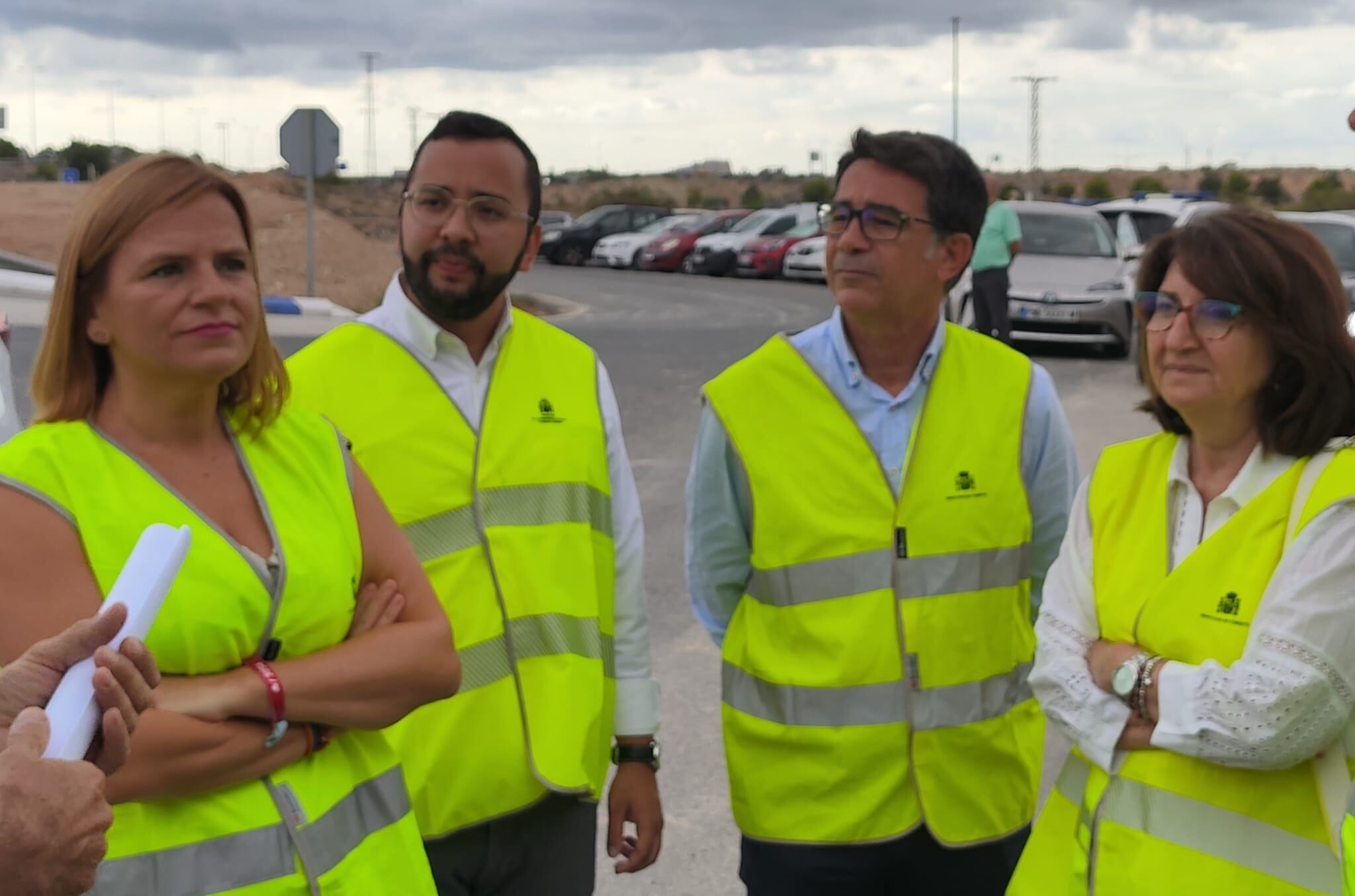 La rectora de la UA (D), Amparo Navarro, con la delegada del Gobierno, Pilar Bernabé, el subdelegado, Juan Antonio Nieves, y el alcalde de San Vicente, Pachi Pascual, durante la visita al paso subterráneo de la A-77a