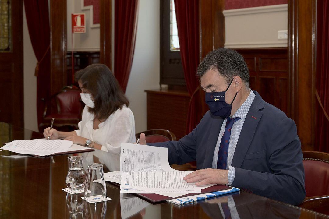 Inés Rey y Román Rodríguez firman el convenio de la OSG