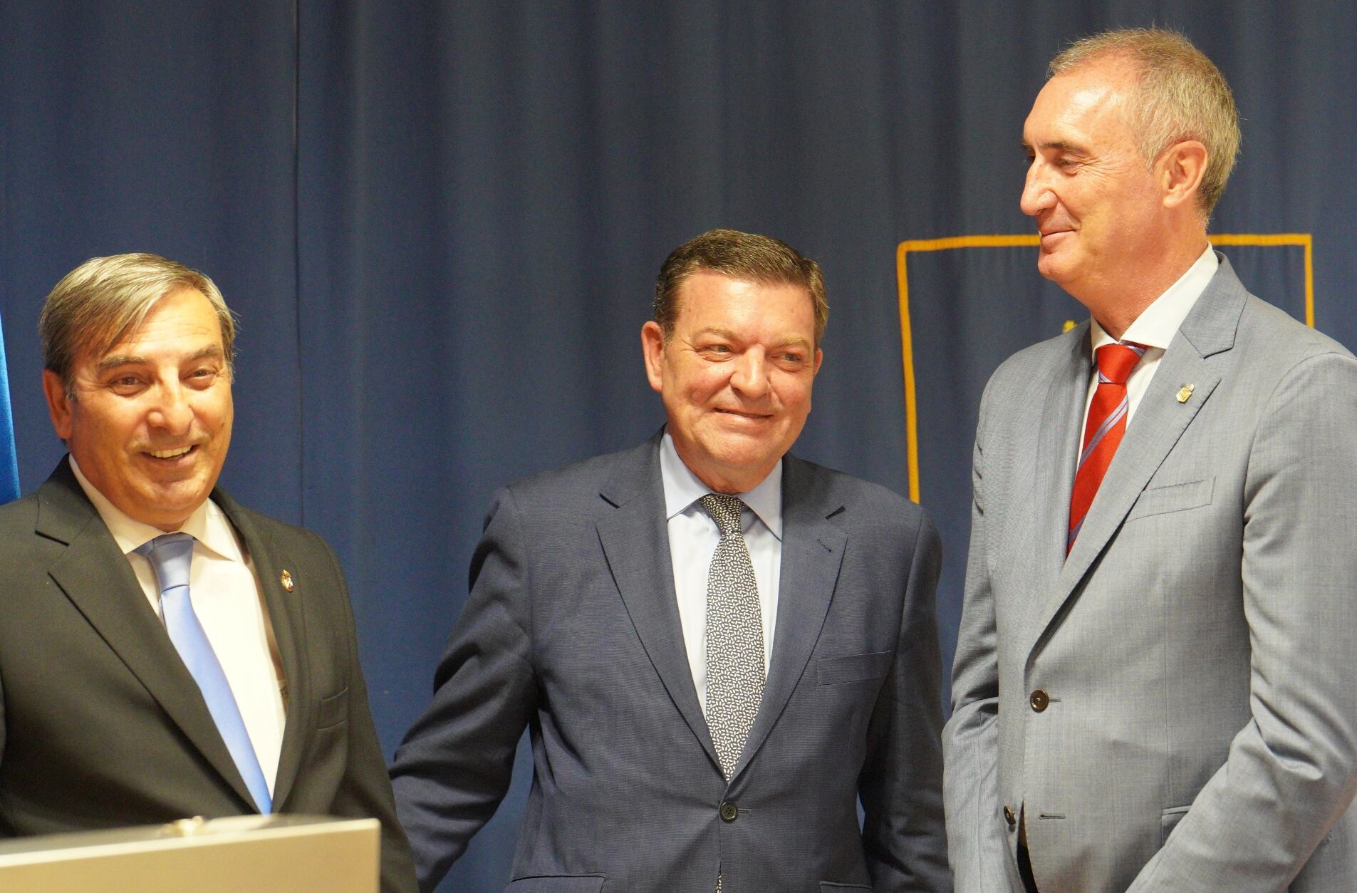 José Luis Sanz Merino (izq.) en el momento de toma de posesión como Delegado Territorial de la Junta, junto al antiguo delegado, José Mazarías (drcha.) y El consejero de la Presidencia, Luis Miguel González Gago