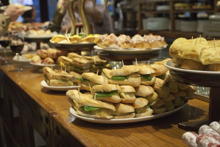 Las barras de pintxos de San Sebastián ya son tanto o famosas que sus restaurantes con estrellas Michelin.