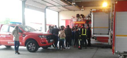 El personal del parque de bomberos explica a los niños y niñas del colegio 'San Rafael' las instalaciones