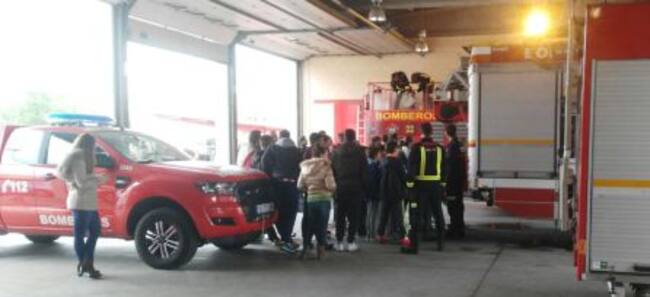 El personal del parque de bomberos explica a los niños y niñas del colegio 'San Rafael' las instalaciones