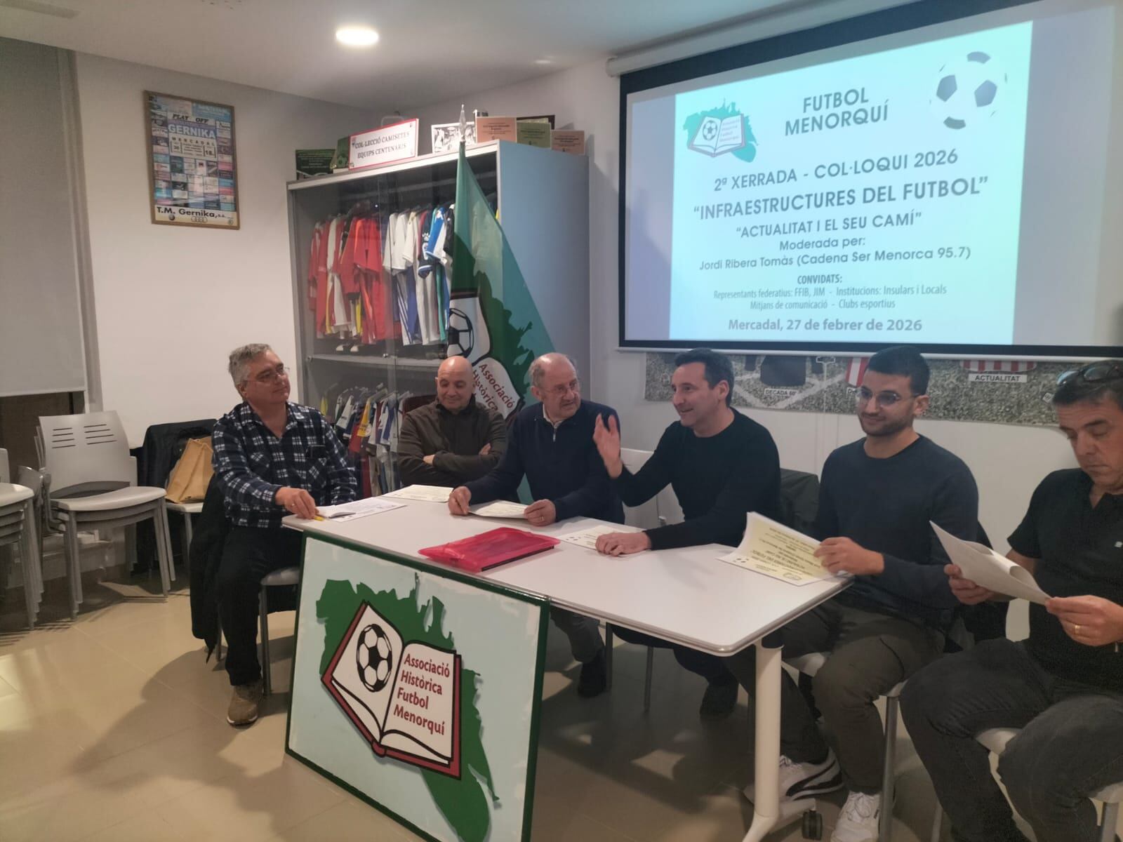 Clubs de futbol i administracions han de dissenyar un quadre d'actuacions per actualitzar les instal·laions necessàries per a la pràctica del futbol a l'illa.