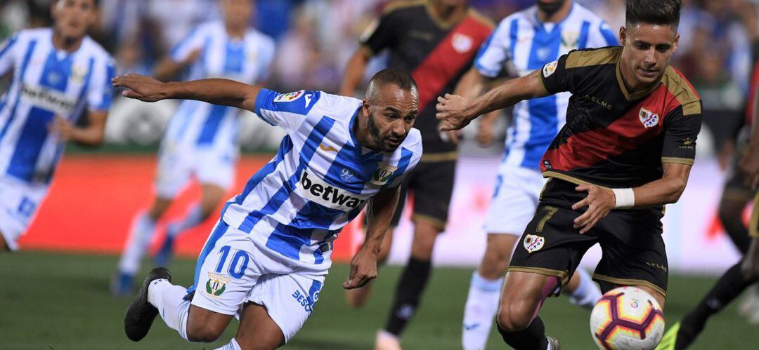 El Zhar (10) intenta zafarse del rayista Alex Moreno (7) durante el último partido en Butarque.