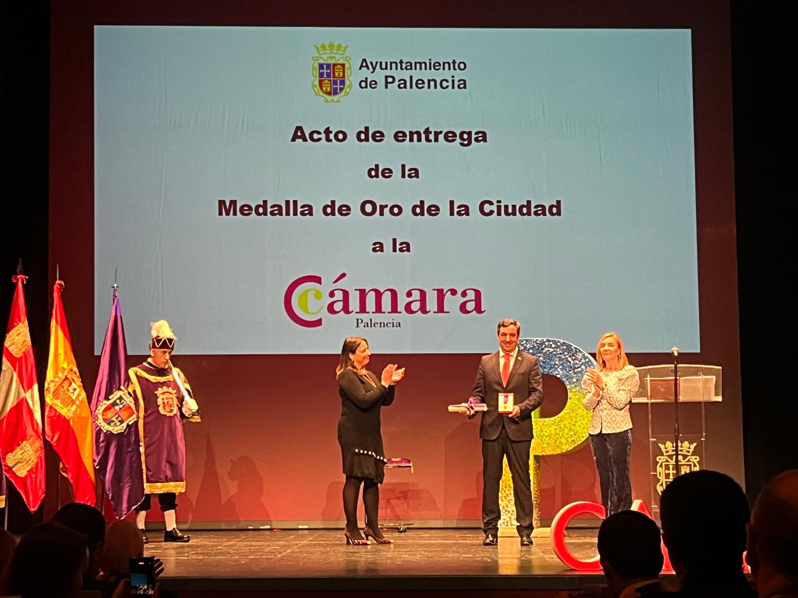 El vicepresidente de la Cámara de Comercio, Santiago Tejedor recibe la Medalla de Oro de la ciudad de manos de la alcaldesa, Miriam Andrés