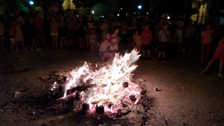 Muchos jóvenes, niños y niñas con sus familias disfrutaron de las hogueras de San Juan en los barrios La Estación y Polígono Residencial de Aranda