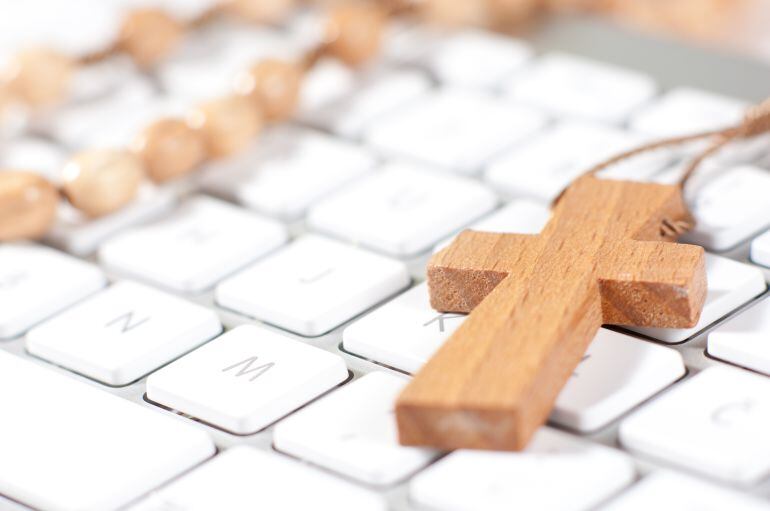 Monjas youtubers, curas geolocalizados y sermones digitales, el afán de la Iglesia por conseguir nuevos fieles