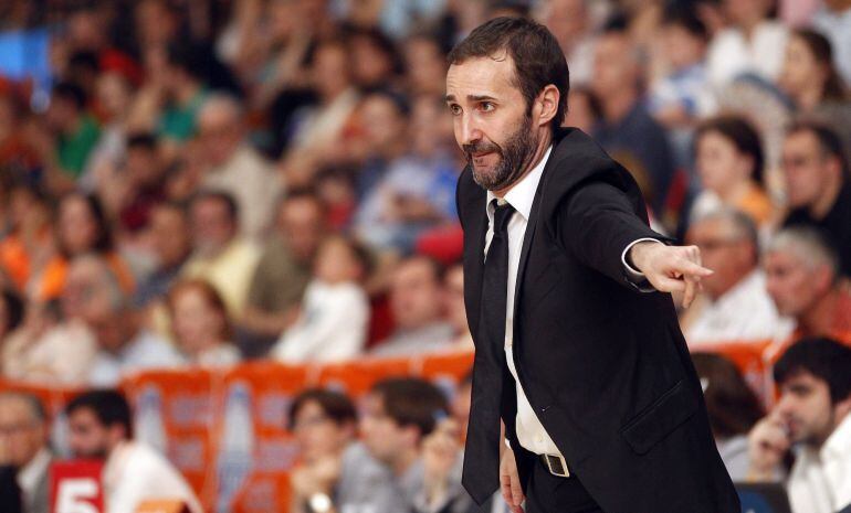 GRA274. VALENCIA, 16/05/21015. El entrenador del Bilbao, Sito Alonso, durante el partido de liga que están disputando esta tarde contra el Valencia Basket en el pabellón Fuente San Luis. EFE/Kai Försterling