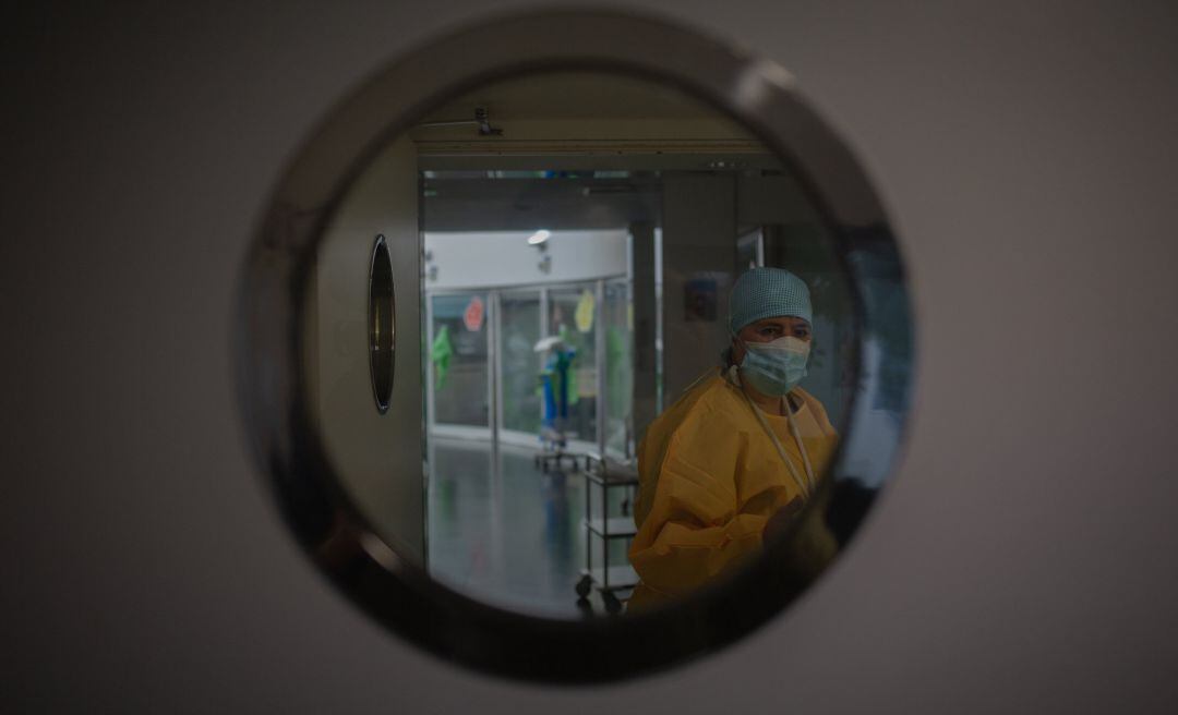 Archivo - Un trabajador sanitario protegido en la Unidad de Cuidados Intensivos –UCI- del Hospital del Mar, en Barcelona, Catalunya (España), a 19 de noviembre de 2020