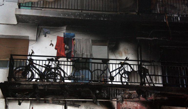 Façana calcinada a causa d'un incendi