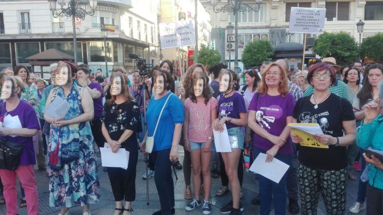 Mujeres con caretas de Dolors Montserrat, ayer en Las Tendillas.