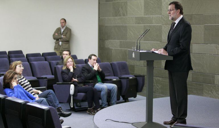 El presidente del Gobierno en funciones, Mariano Rajoy, en una comparecencia en La Moncloa mientras se celebra el pleno de investidura del independentista Carles Puigdemont.