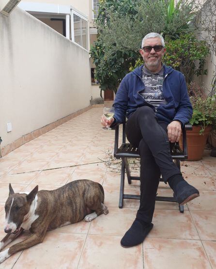 Belmonte acompañado de Kata, una bul terrier de lo más mimosa, según su propio dueño