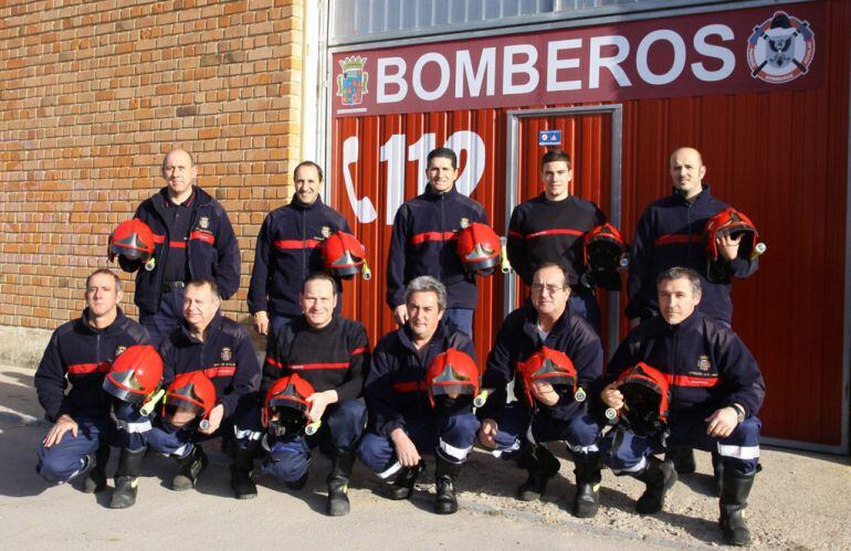 El equipo de bomberos de Aguilar de Campoo (Palencia) posa junto al parque en el que se ha producido el robo