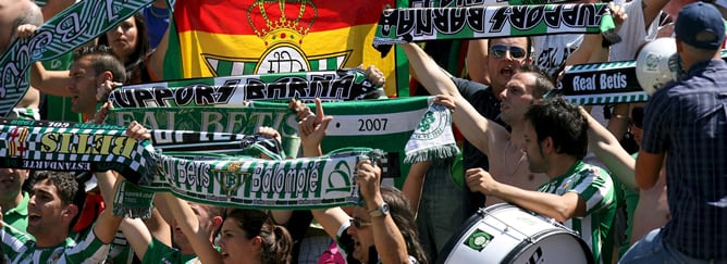 La afición del Betis anima a su equipo durante el partido, correspondiente a la trigésima novena jornada del Campeonato Nacional de Liga de Segunda División, que el conjunto andaluz ha disputado hoy contra el Gimnástic de Tarragona en el Nou Estadi