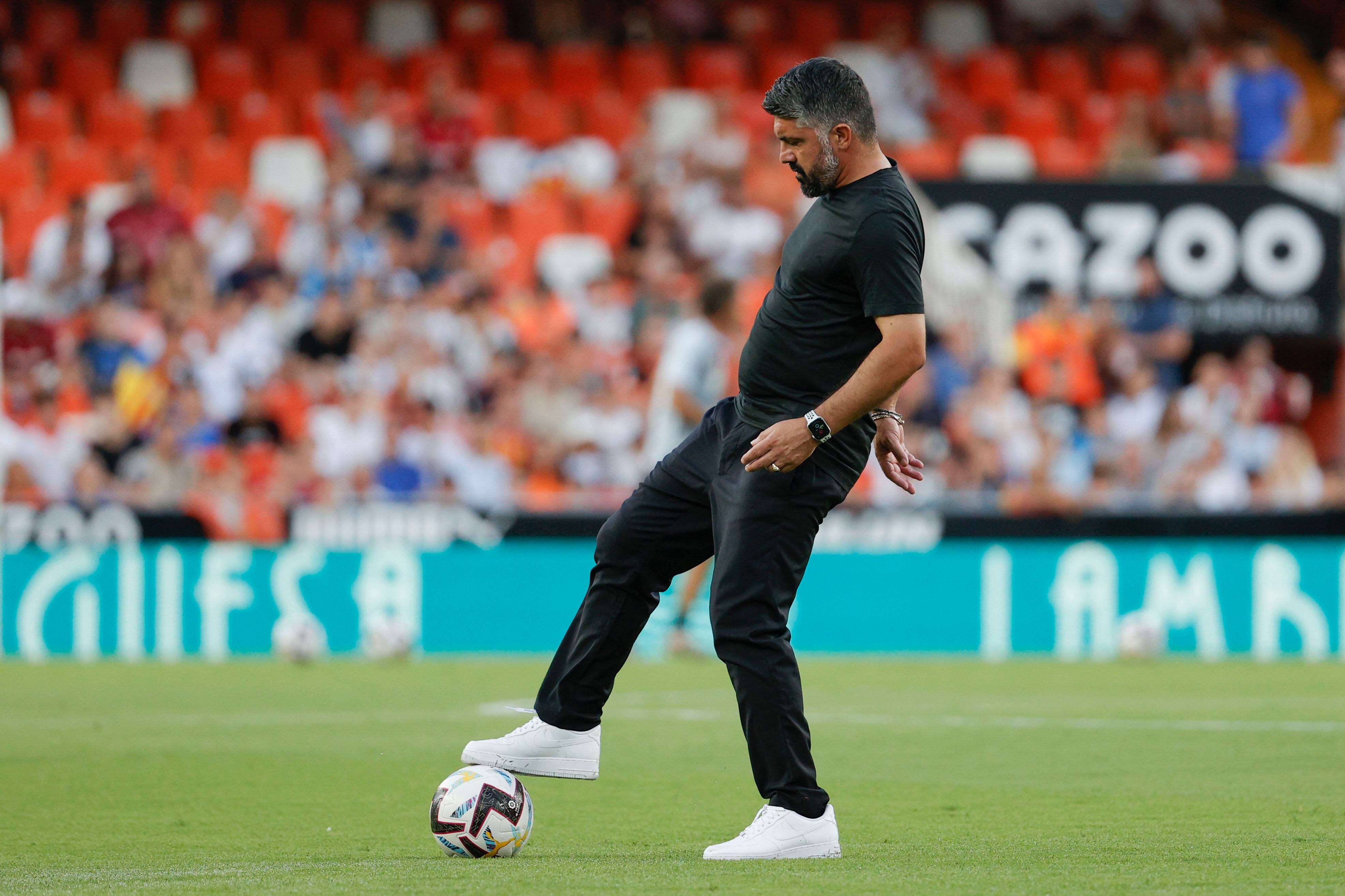 VALENCIA, 06/08/2022.- El entrenador del Valencia, Gennaro Gattuso, antes del inicio del Trofeo Naranja, disputado por el Valencia CF y el Atalanta, este sábado en el Estadio de Mestalla, en Valencia. EFE/ Manuel Bruque