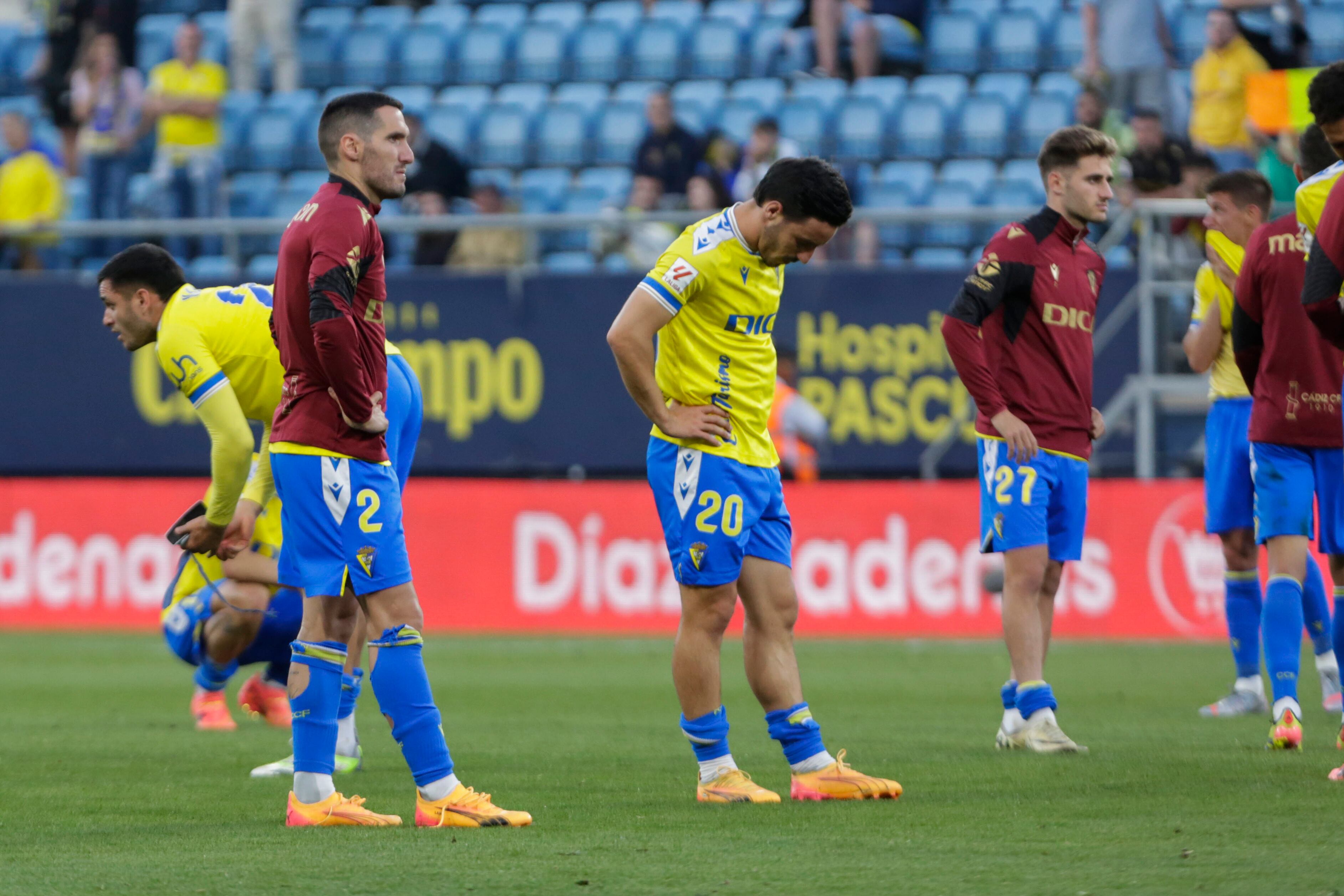 CÁDIZ, 19/05/2024.- Los jugadores del Cádiz, al término del partido de Liga en Primera División que Cádiz CF y UD Las Palmas han disputado este domingo en el estadio Nuevo Mirandilla. EFE/Román Ríos
