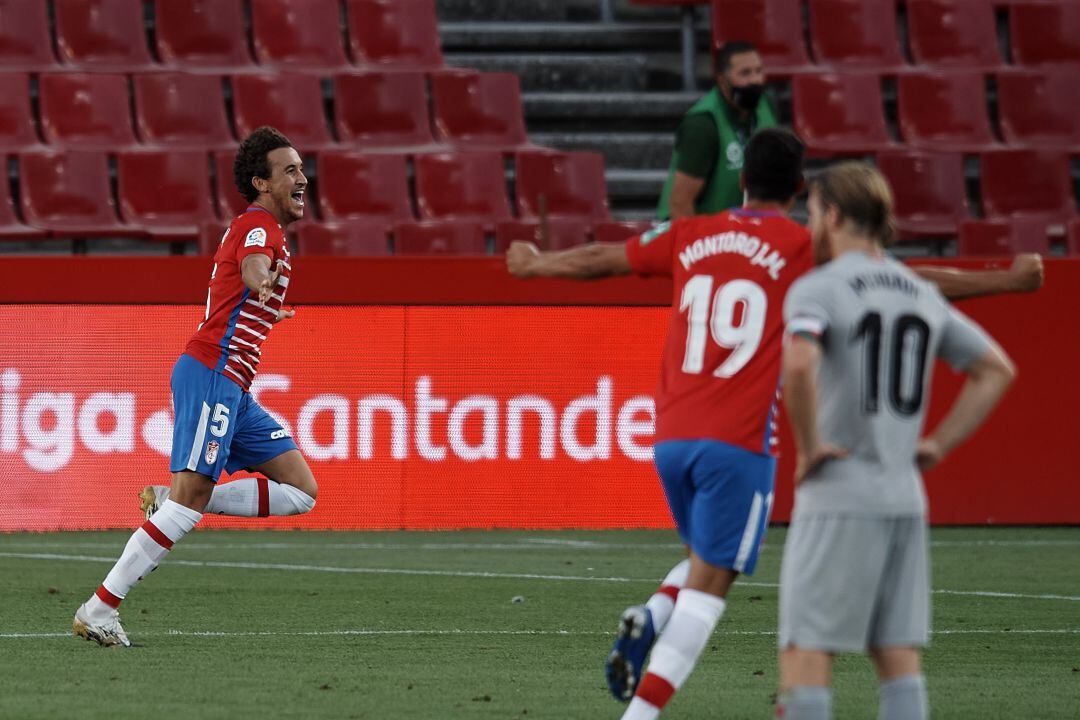 Luis Milla celebra su primer gol con la camiseta del Granada.