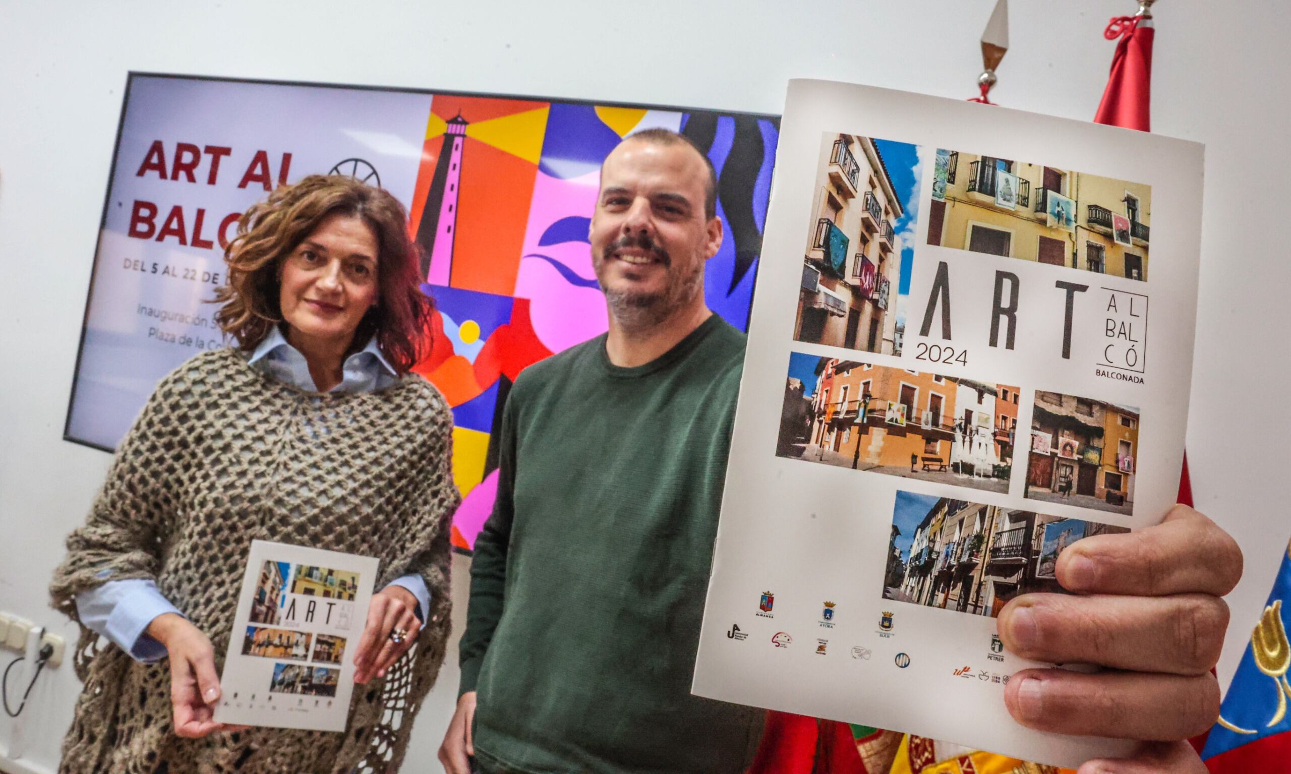 Isabel Navarro, directora de &quot;Art al Balcó&quot; e Iñaki Pérez, edil de Cultura de Elda, presentan la llegada de la exposición al municipio