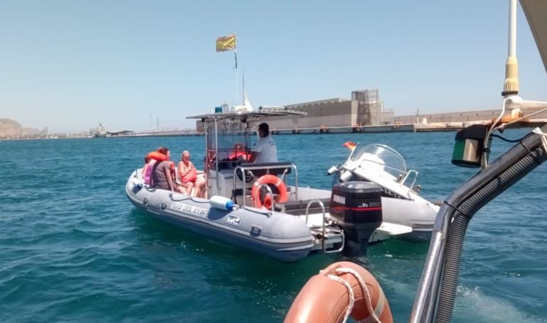 Momento del rescate en el puerto de Alicante