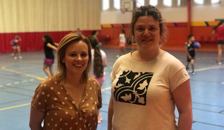 La concejal de Deportes, María José Sánchez, y la alcaldesa de Ronda, Teresa Valdenebro, esta mañana en las instalaciones de El Fuerte. 