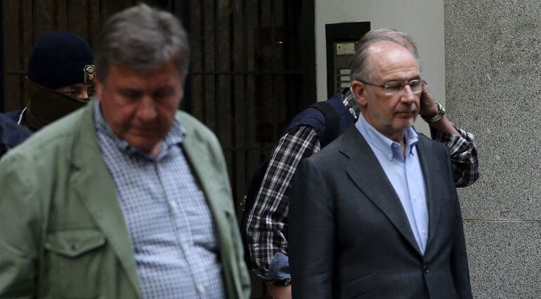 El exvicepresidente del Gobierno y expresidente de Bankia Rodrigo Rato sale de su domicilio de Madrid escoltado por agentes de Aduanas tres horas después de iniciarse el registro de su vivienda ordenado por un juez a instancias de la Fiscalía