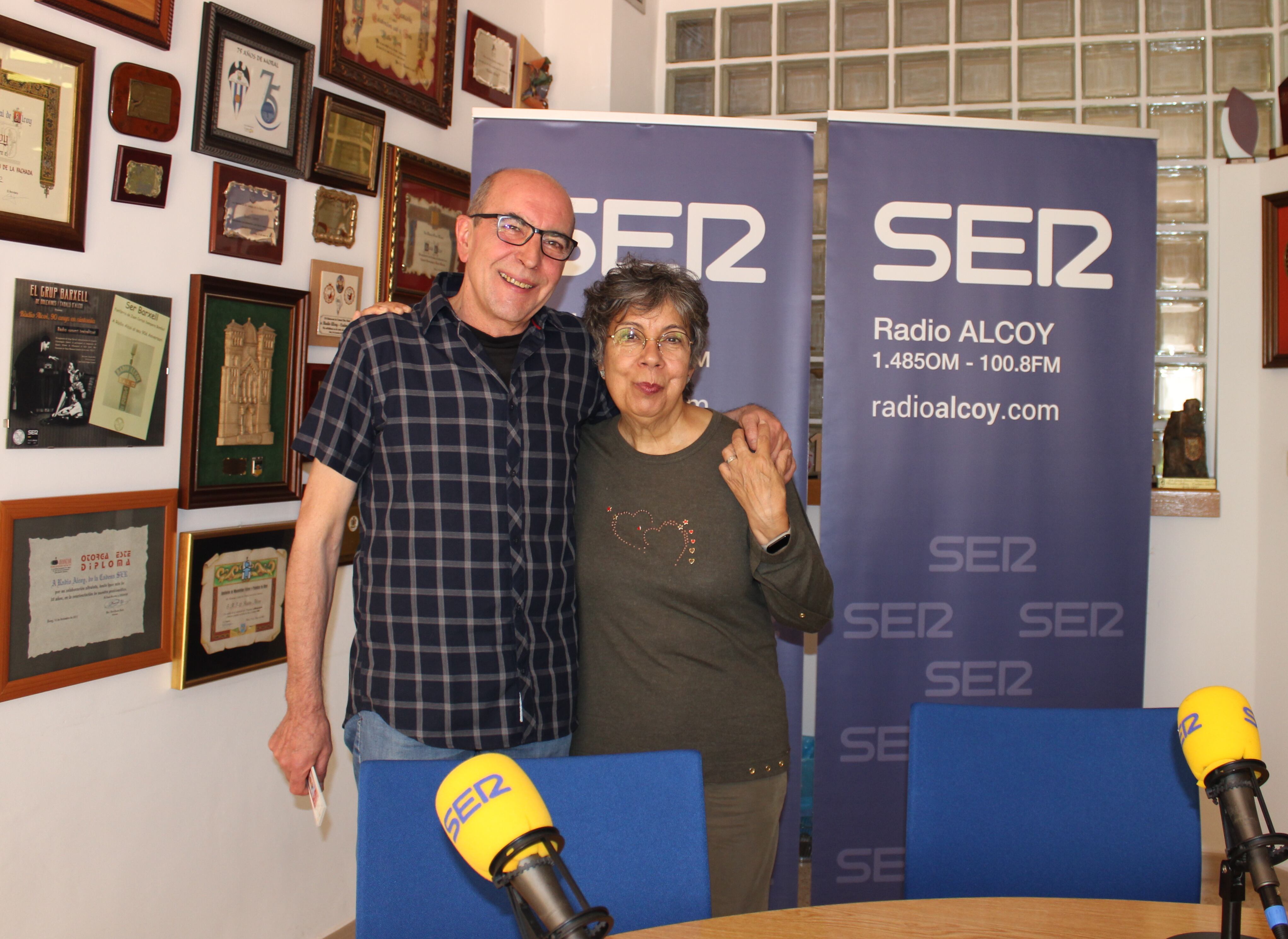 L&#039;actor Juli Cantó i Mila Llorens, del Club d&#039;amigues i amics de la Unesco, a l&#039;estudi de Ràdio Alcoi.