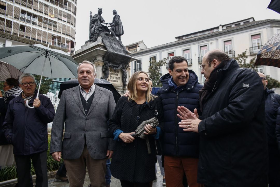 En Granada, el candidato del PP-A a la Presidencia de la Junta, Juanma Moreno, atiende a los medios en Plaza Nueva 
 
 