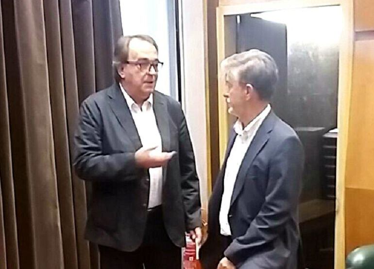 El portavoz socialista Carlos Pérez Anadón y el alcalde de Zaragoza, Pedro Santisteve, en una reunión previa al pleno del Ayuntamiento