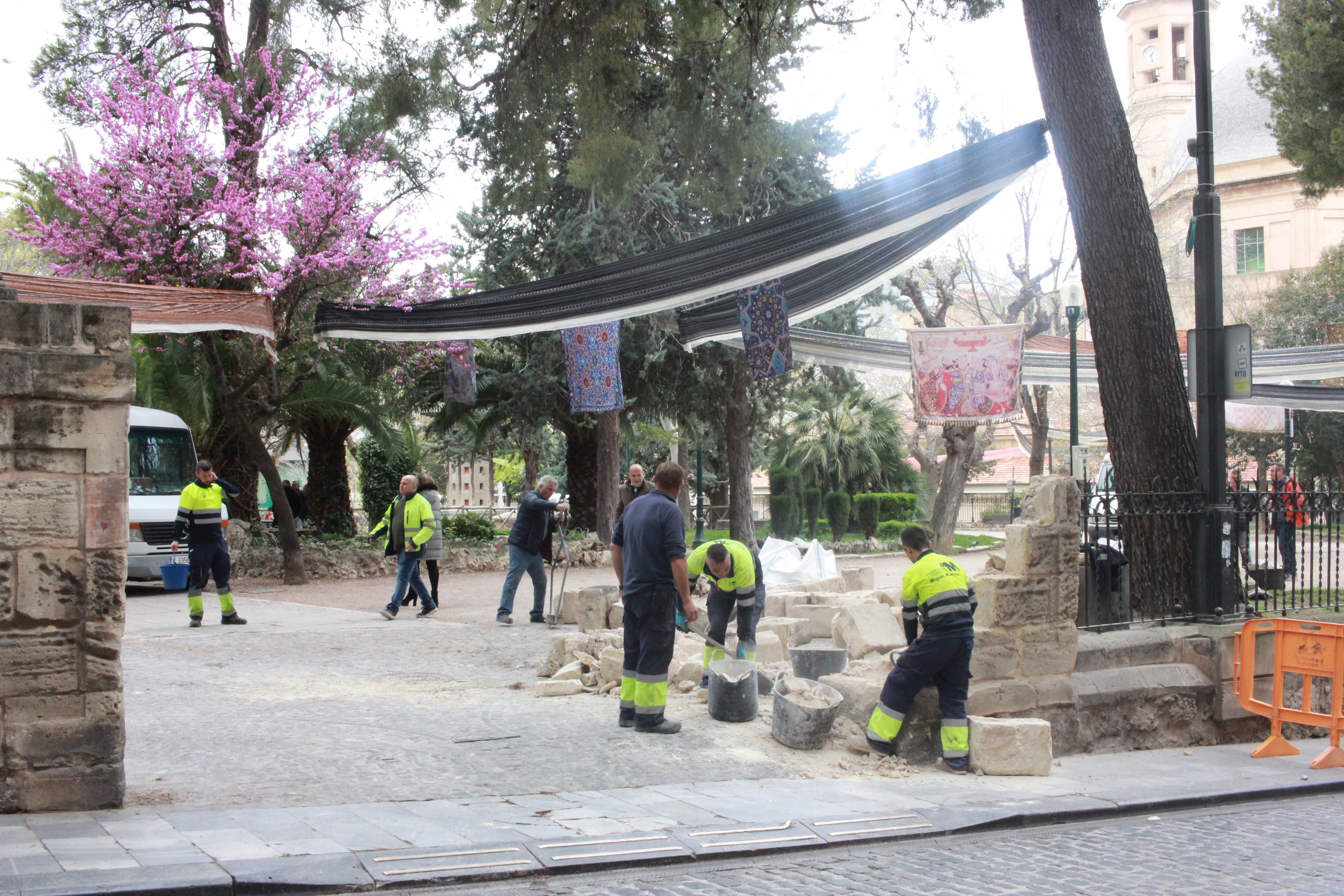 Reparación del muro a la entrada de la Glorieta
