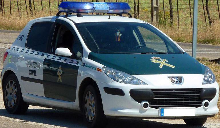 Un coche de la Guardia Civil, de patrulla por una carretera