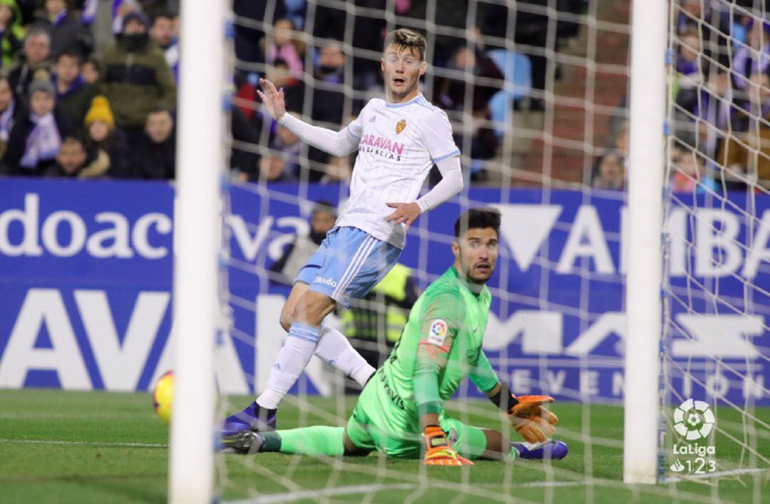 Marc Gual ve como su disparo se pierde muy cerca de la portería de Munir