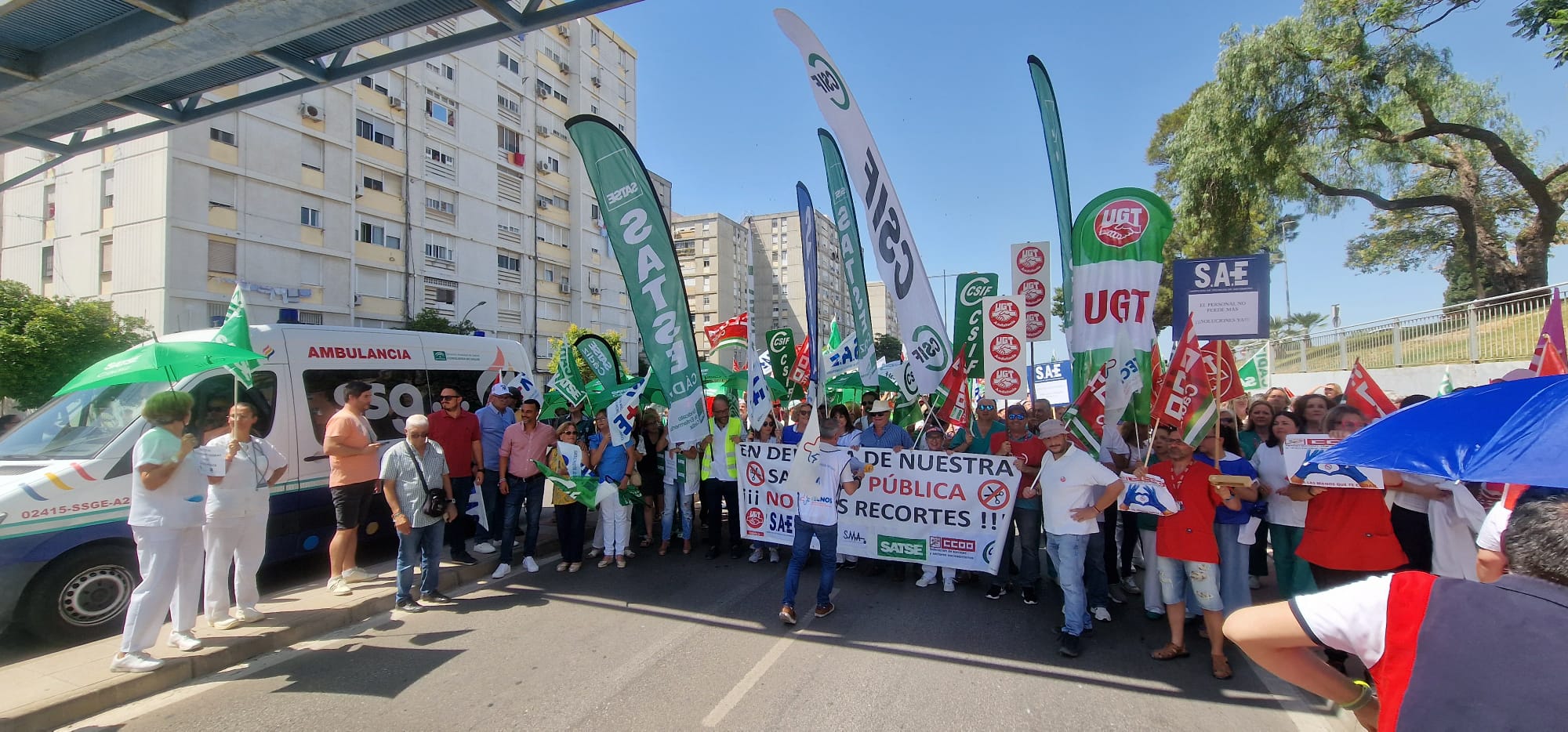 Corte de la carretera durante la protesta de este viernes en el Hospital de Jerez