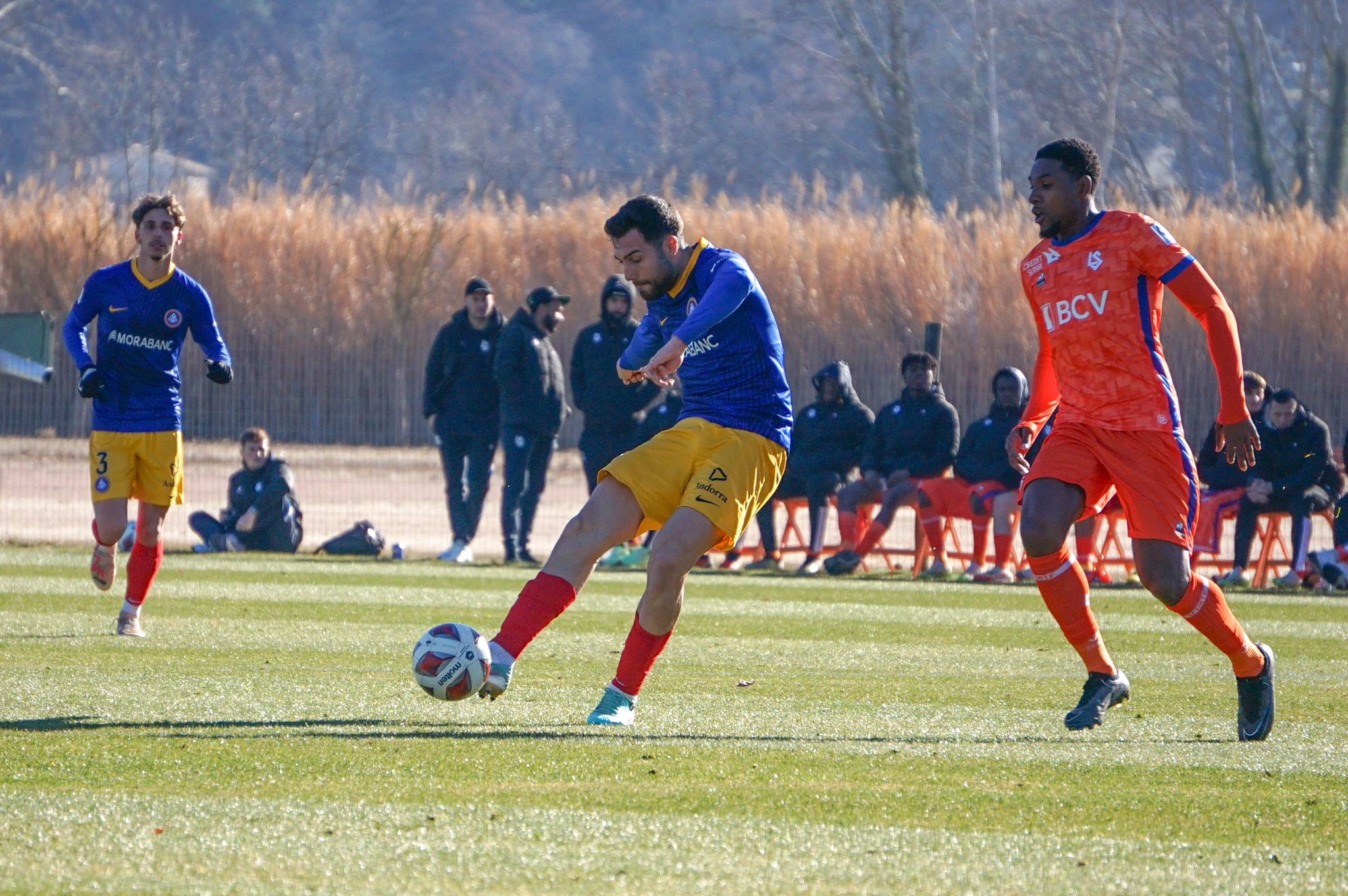 Un moment del partit amistós entre l'FC Andorra i el Lausanne durant la preparació per a la segona volta a la Vall de'n Bas.