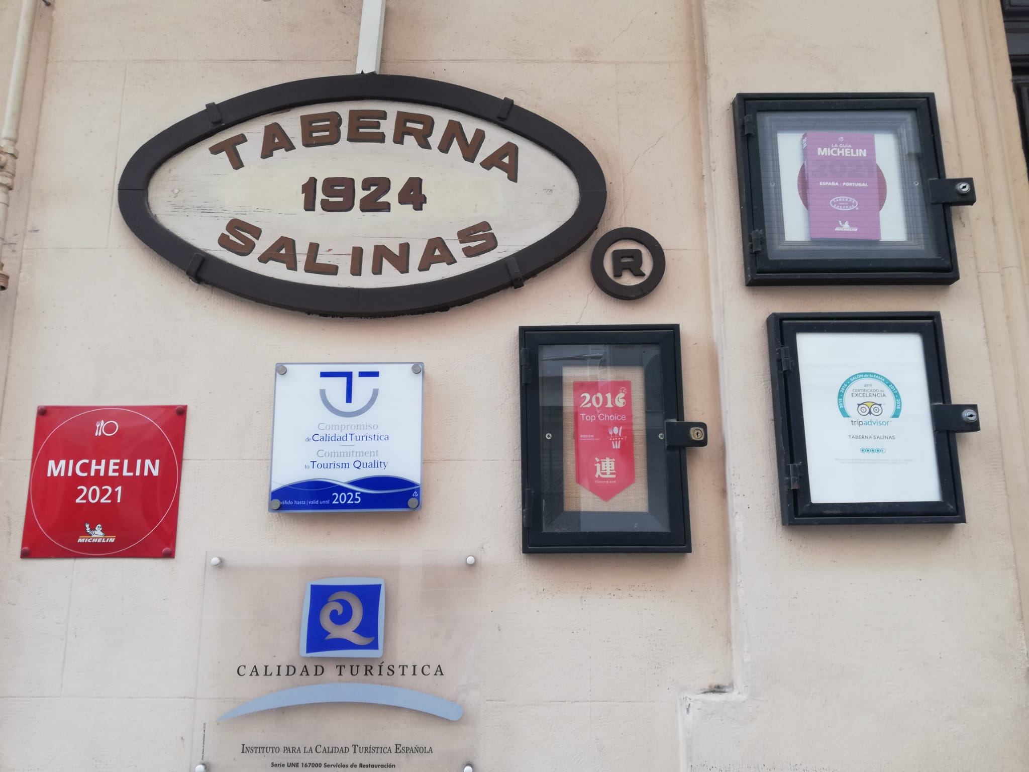 Distinciones en la fachada de la Taberna Salinas