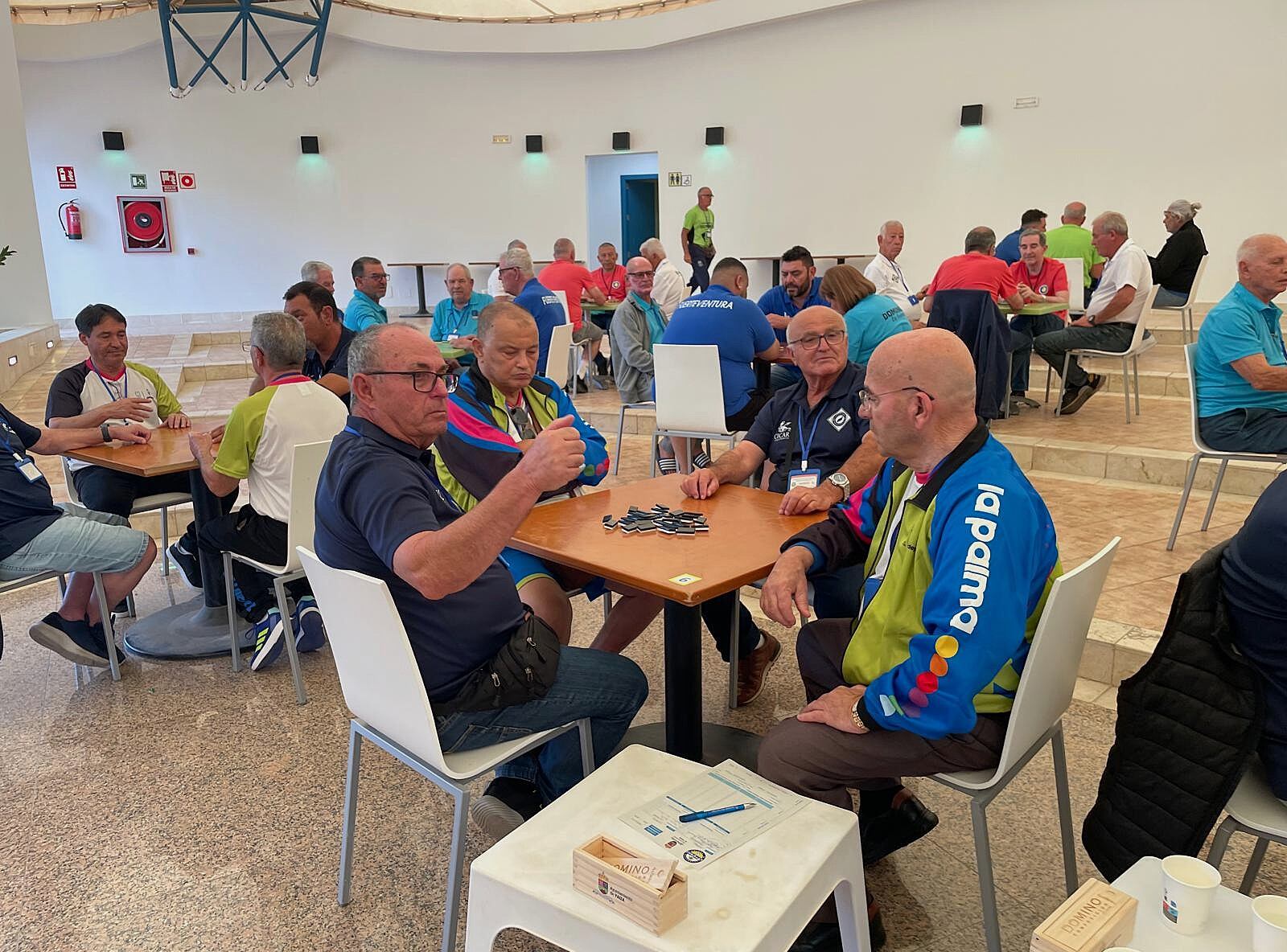Participantes en el Torneo Regional de Dominó celebrado en Playa Blanca, Lanzarote.