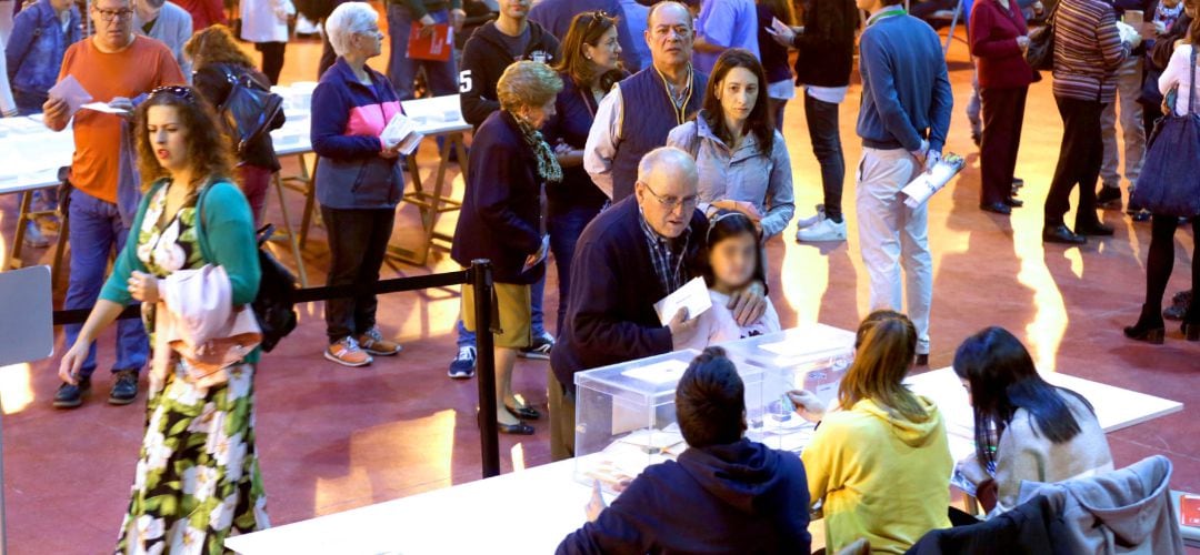 Voto en un colegio electoral de Alcobendas