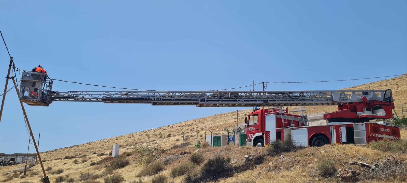 Bomberos asegurando uno de los cables desprendidos en Lanzarote por el viento.