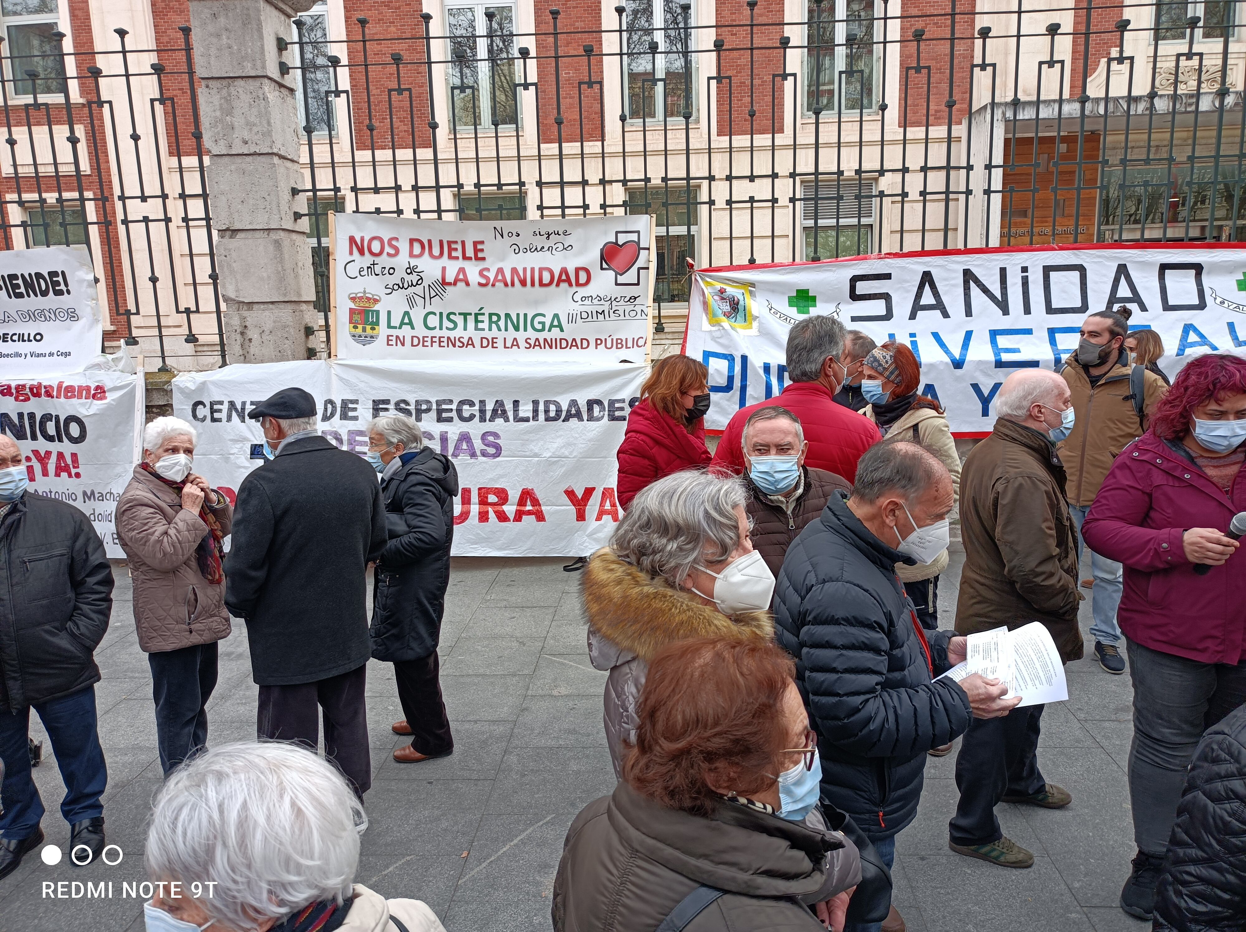 Vecinos de Valladolid se concentran frente a la Consejería de Sanidad