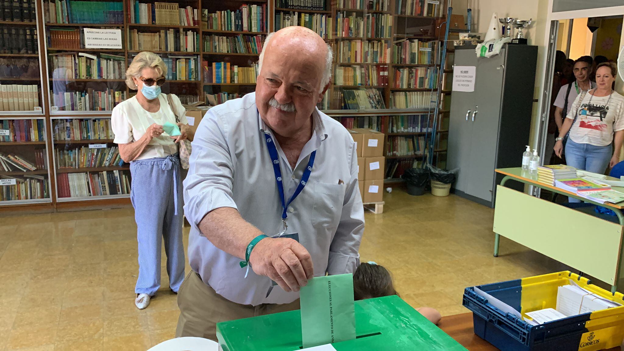 Jesús Aguirre, el candidato del PP por Córdoba ha votado en el Colegio La Salle