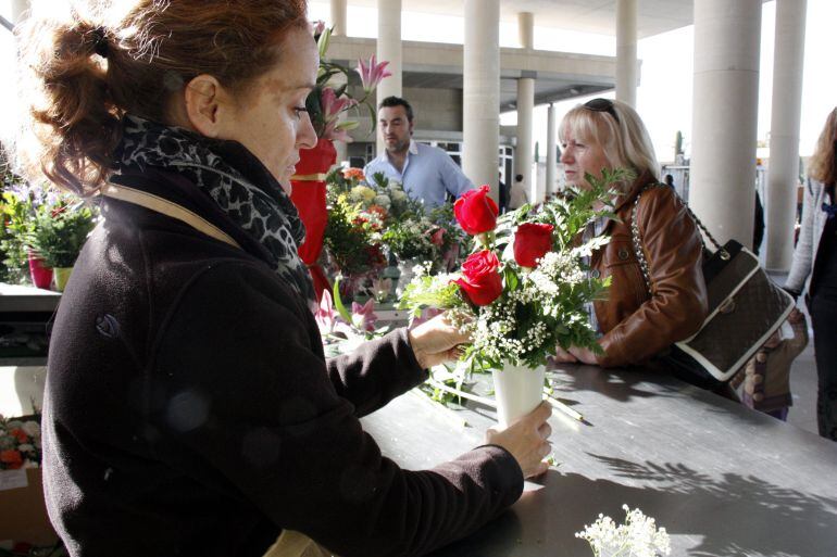 Una dependenta de la floristeria del cementiri de Lleida, prepara un ram de roses durant el Tots Sants de 2013