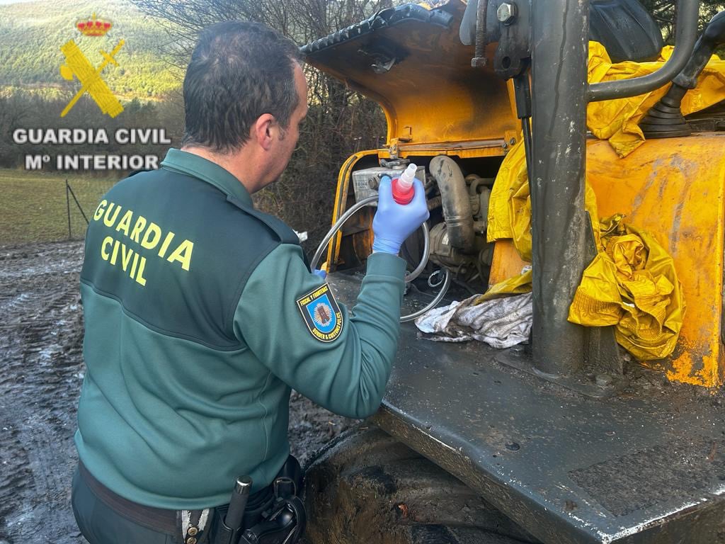 Uno de los agentes realizando la inspección del gasóleo utilizado